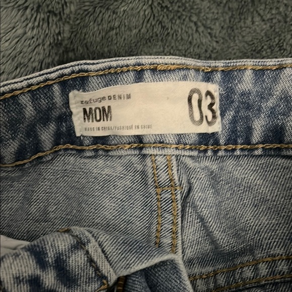 Butterfly Embroidered Women's Jeans - Picture 4 of 4